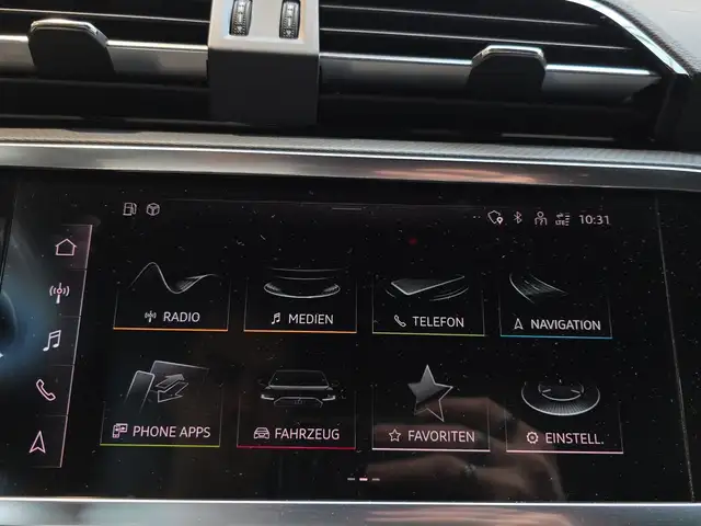 Audi Q3 view 12