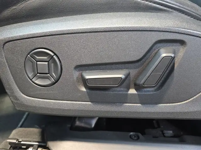 Audi Q3 view 18