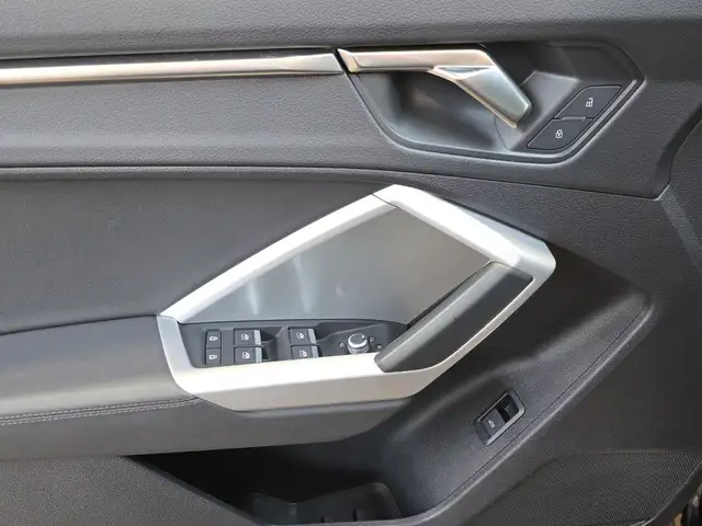 Audi Q3 view 8