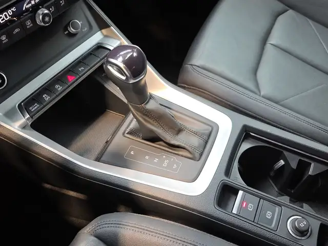 Audi Q3 view 11