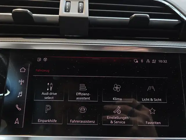 Audi Q3 view 14