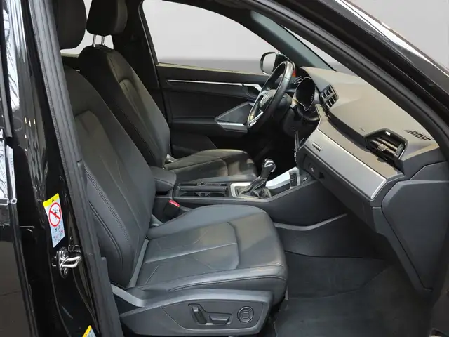 Audi Q3 view 4