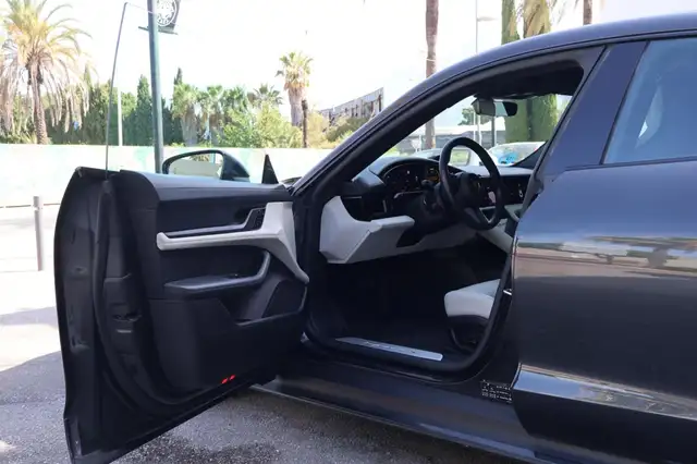 Porsche Taycan view 10