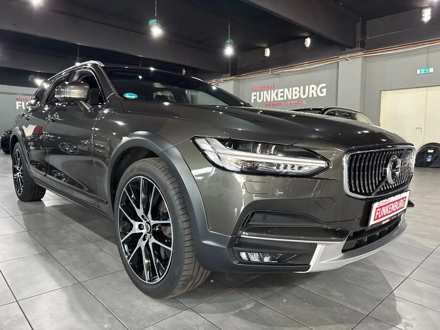 Volvo V90 Cross Country Pro AWD PANO/HUD/ACC/H K/360° Gris - 1