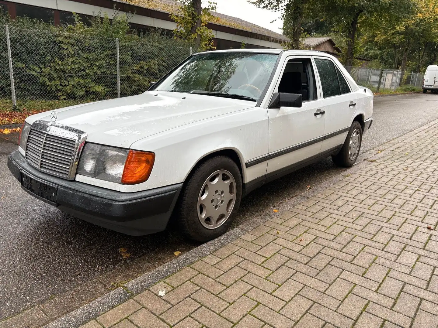 Mercedes-Benz 230 E Benzin Automatik Oldtimer ESSD AHK Weiß - 1