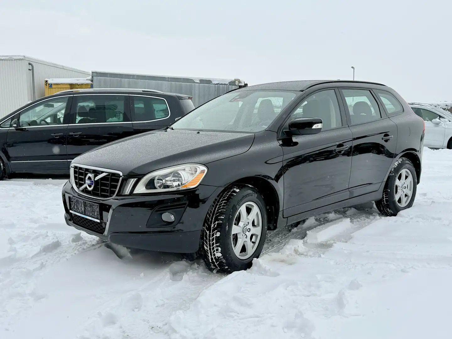 Volvo XC60 Kinetic AWD Schwarz - 1