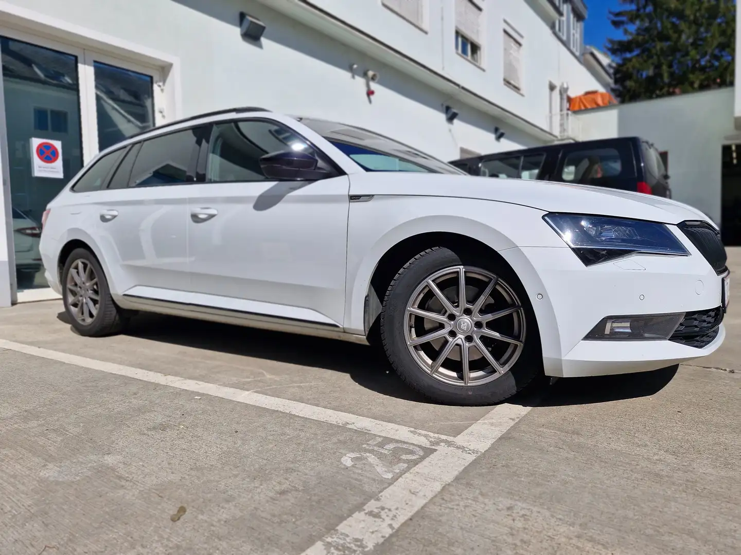 Skoda Superb Superb+Kombi+2,0+TDI+4x4+Sportline+Voll Weiß - 1