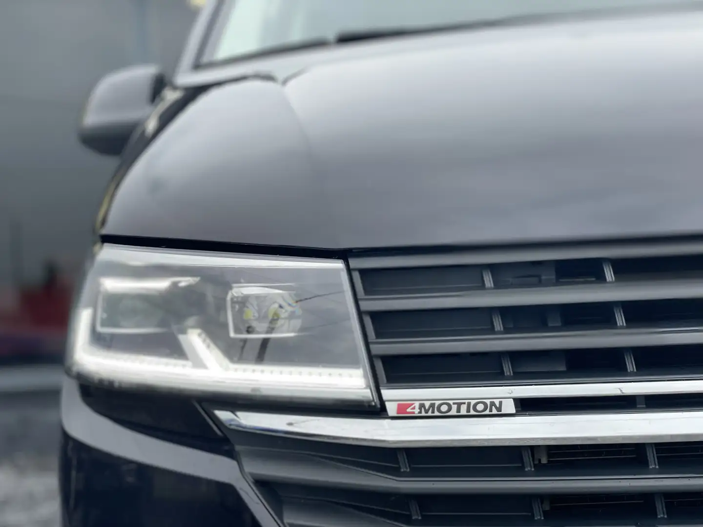 Volkswagen T6.1 Transporter 2.0 TDi // 27.264€ HTVA // CARNET COMPLET Zwart - 2