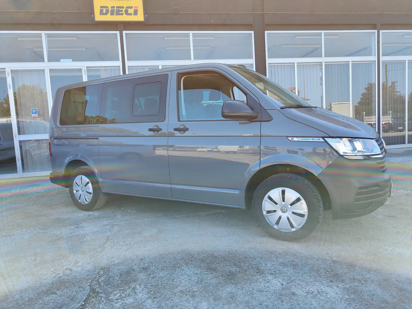 Volkswagen T6.1 Caravelle 2.0 TDI Trendline Posti 9  KM 65.000 Grigio - 2