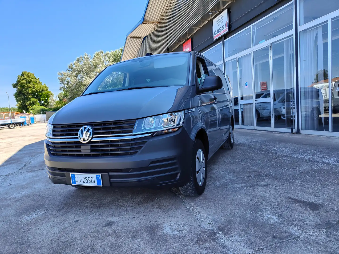 Volkswagen T6.1 Caravelle 2.0 TDI Trendline Posti 9  KM 65.000 Grigio - 1