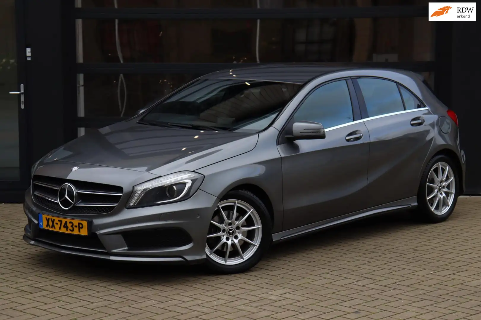 Mercedes-Benz A 180 Prestige | AMG Pakket | Navi | Airco | Half Leder Grijs - 1