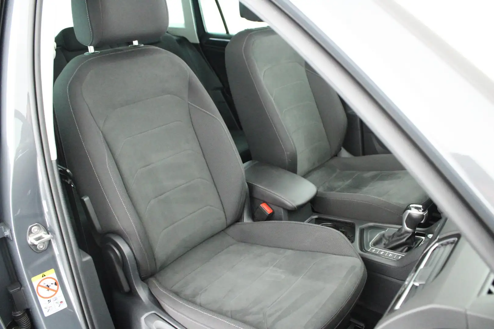 Volkswagen Tiguan 1.4 TSI 245pk eHybrid Elegance Trekhaak Camera Key Grijs - 2