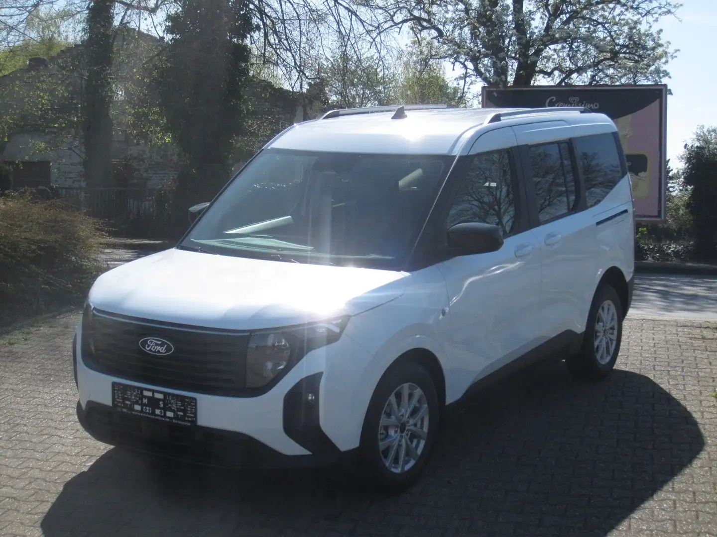 Ford Tourneo Courier 1.0 EcoBoost Aut. TITANIUM Weiß - 2
