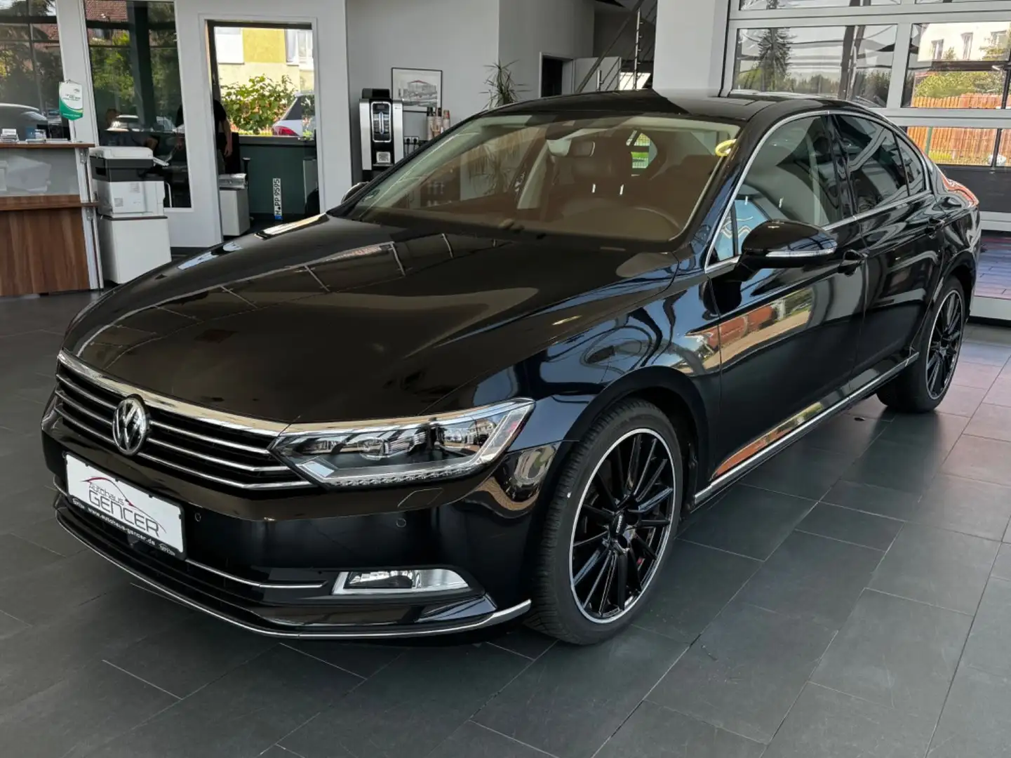Volkswagen Passat Lim. Highline 2.0 TDI "Dynaudio/LED/ACC" Schwarz - 1