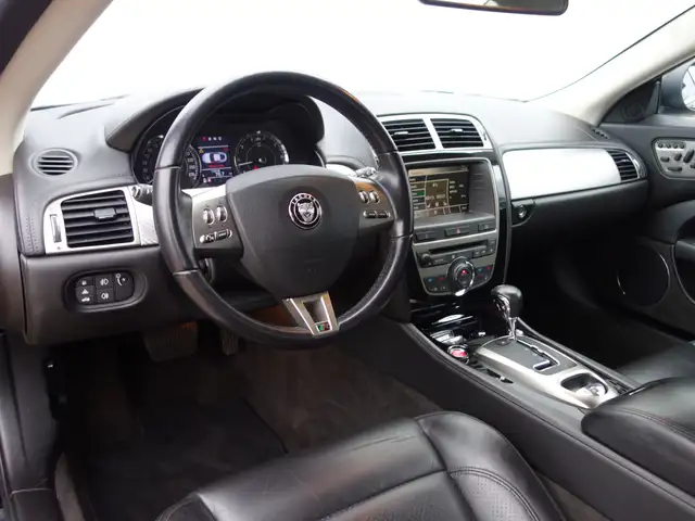Jaguar XKR view 3