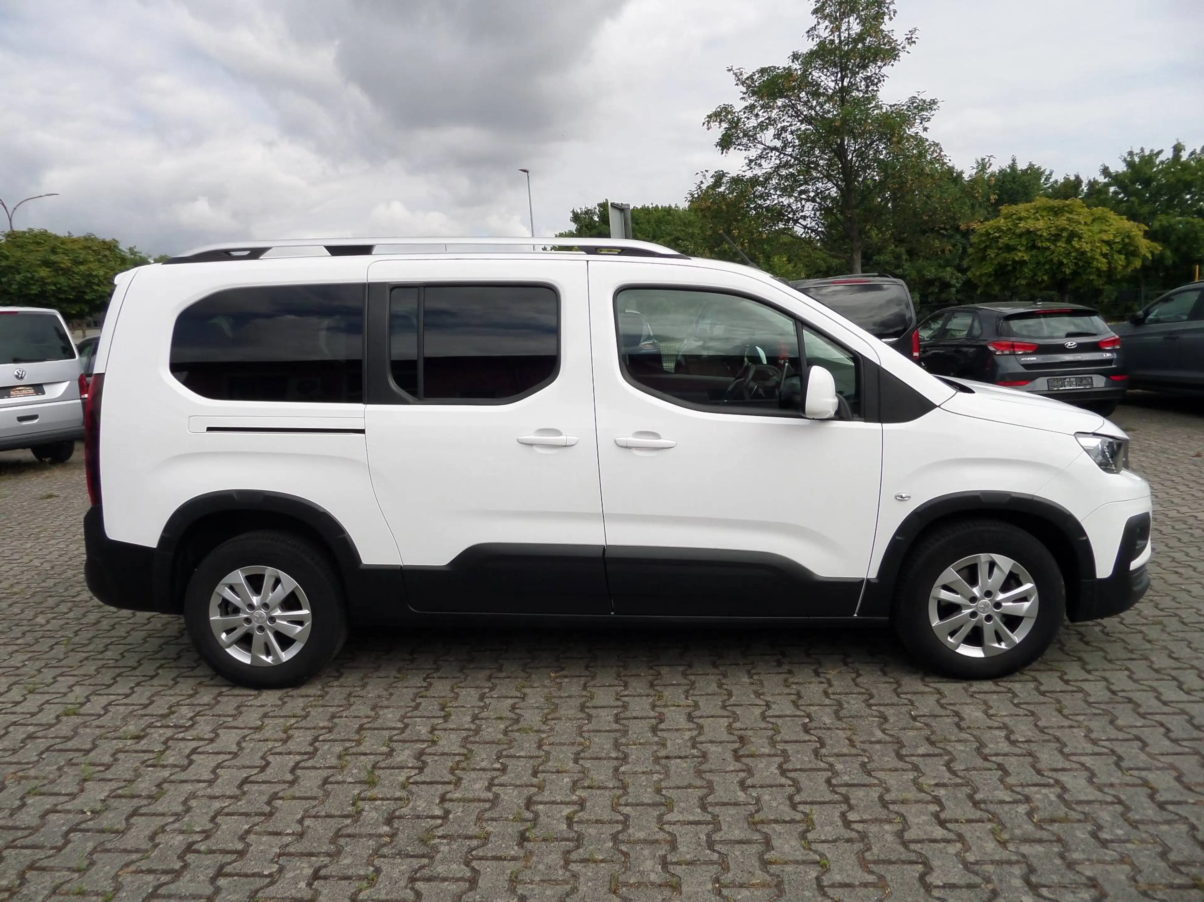 Peugeot Rifter Allure Pack L2+Zahnriemen-NEU+7-Sitzer+AHK+Cam+Navi+Klima+PDC+Tempo+1. Hand