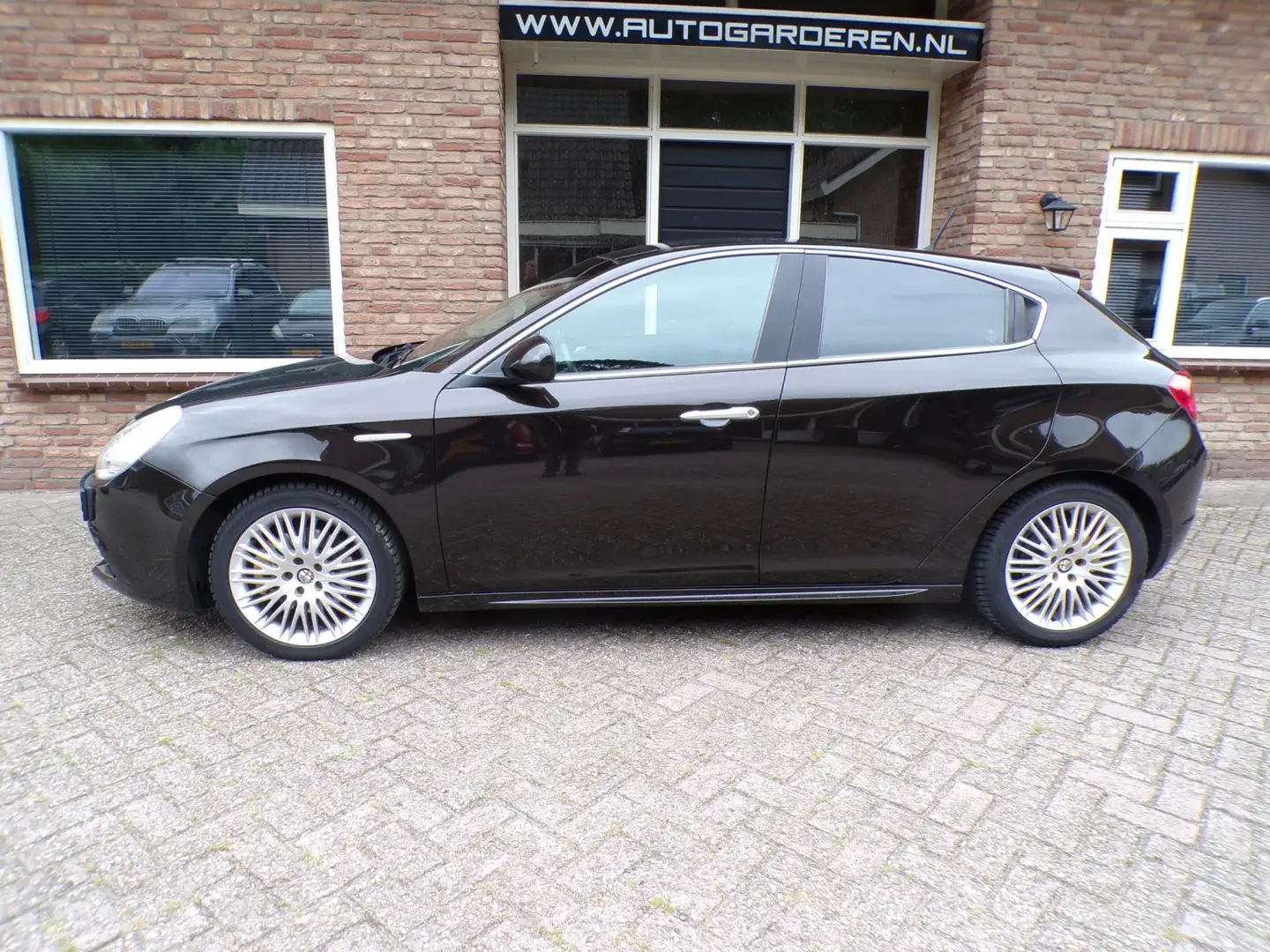Alfa Romeo Giulietta 1.4 T Distinctive Automaat Zwart - 2