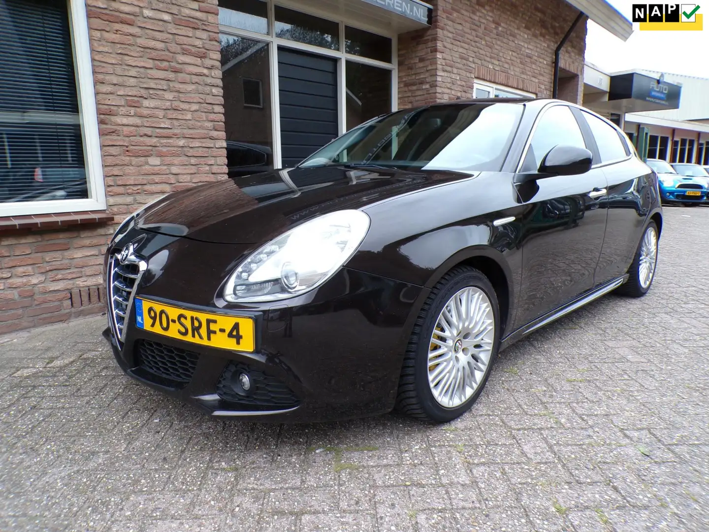Alfa Romeo Giulietta 1.4 T Distinctive Automaat Zwart - 1