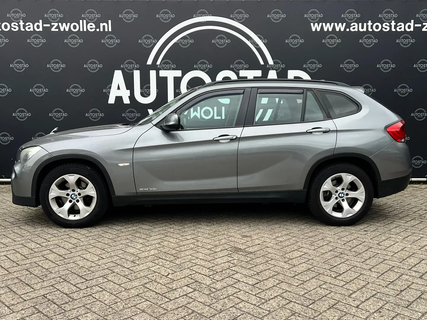 BMW X1 SDrive20i Business NL-Auto/NAP/APK/Navi/Airco Grigio - 2