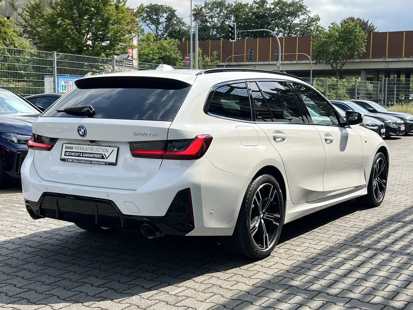 BMW 330 e Touring M Sport PRO AHK HeadUp Pano FACELIFT Weiß - 2