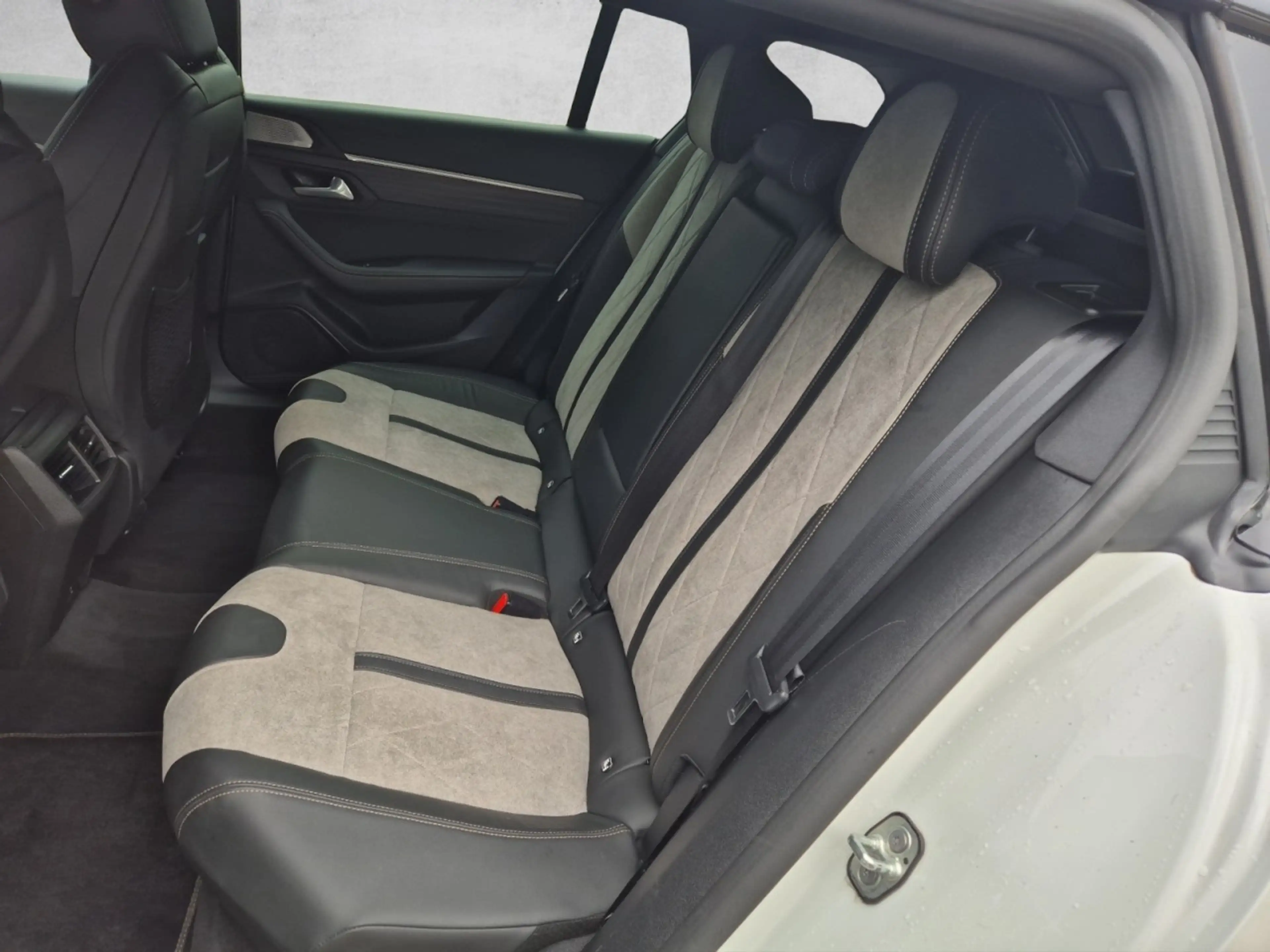 Peugeot 508 SW Hybrid 225 GT ACC Totwinkelassistent Navi — photo 13