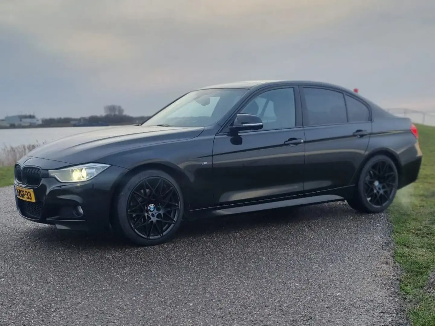 BMW 320 320i M Sport High Executive (full service history) Zwart - 2