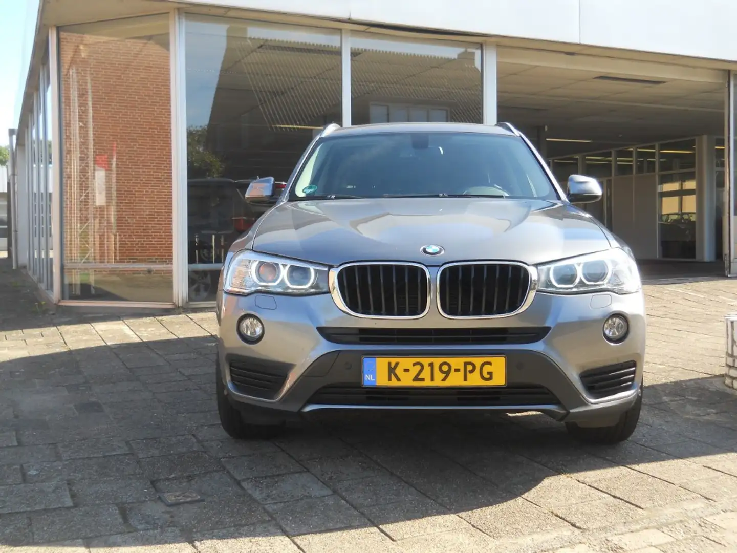 BMW X3 2.0i X-Drive Grijs - 2