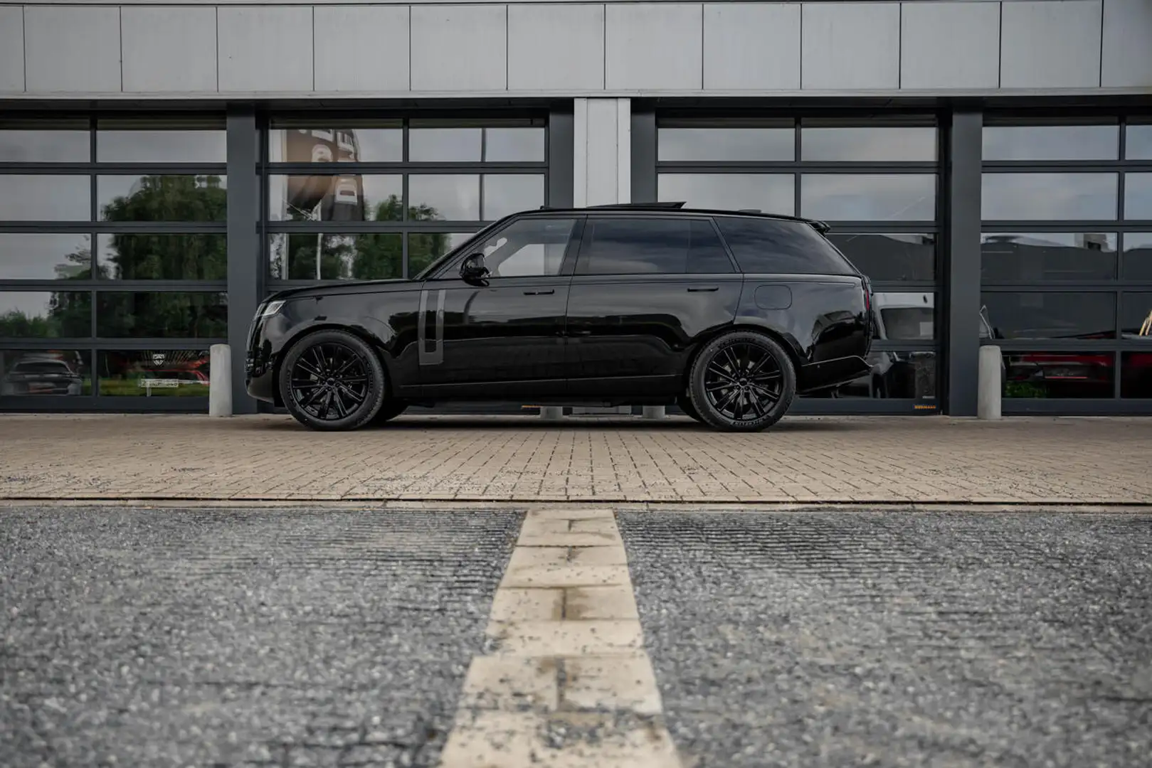 Land Rover Range Rover MY25 - LWB - HSE - P460e - Pano - Black Ext. - ... Zwart - 2