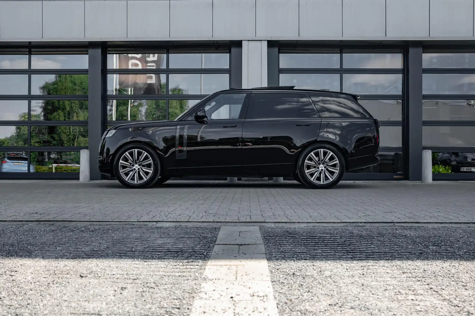 Land Rover Range Rover MY25 - LWB - HSE - P460e - Pano - Black Ext. - ... Noir - 2