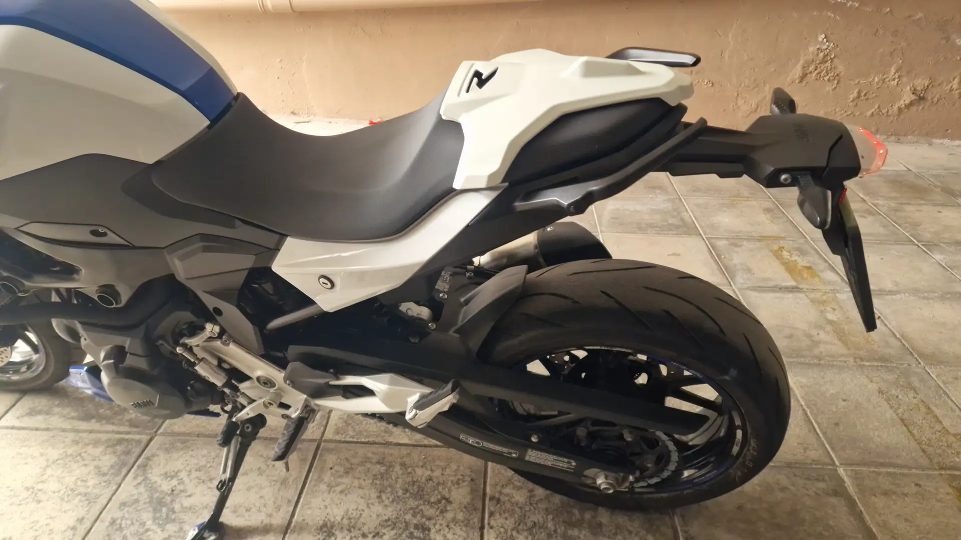 BMW F 900 R sport Bílá - 2