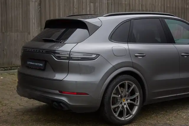 Porsche Cayenne view 8