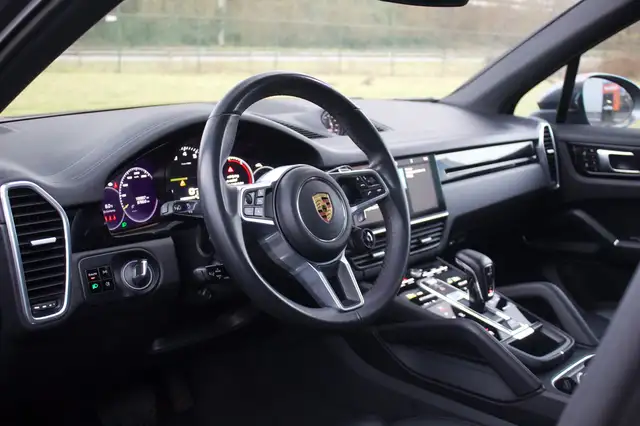 Porsche Cayenne view 14