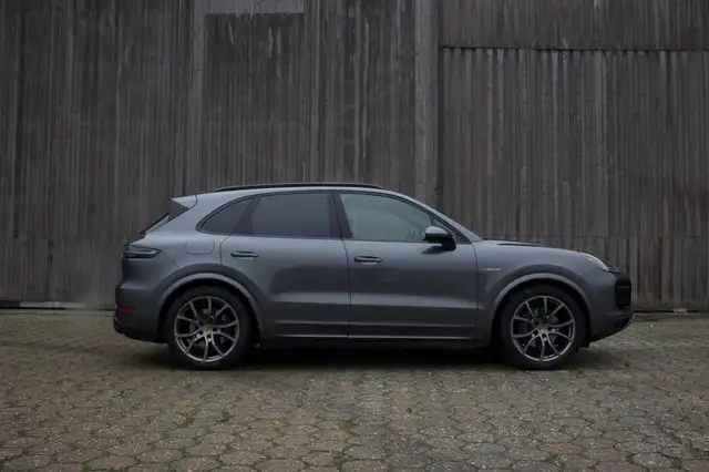 Porsche Cayenne view 7