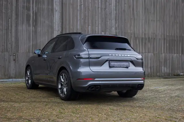 Porsche Cayenne view 11