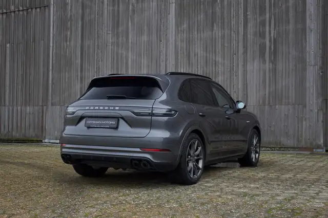 Porsche Cayenne view 9