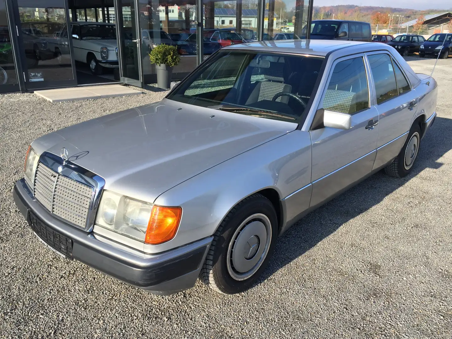 Mercedes-Benz 200 E Automatik*SHD*Sportsitze Karo Schwarz* Argintiu - 1