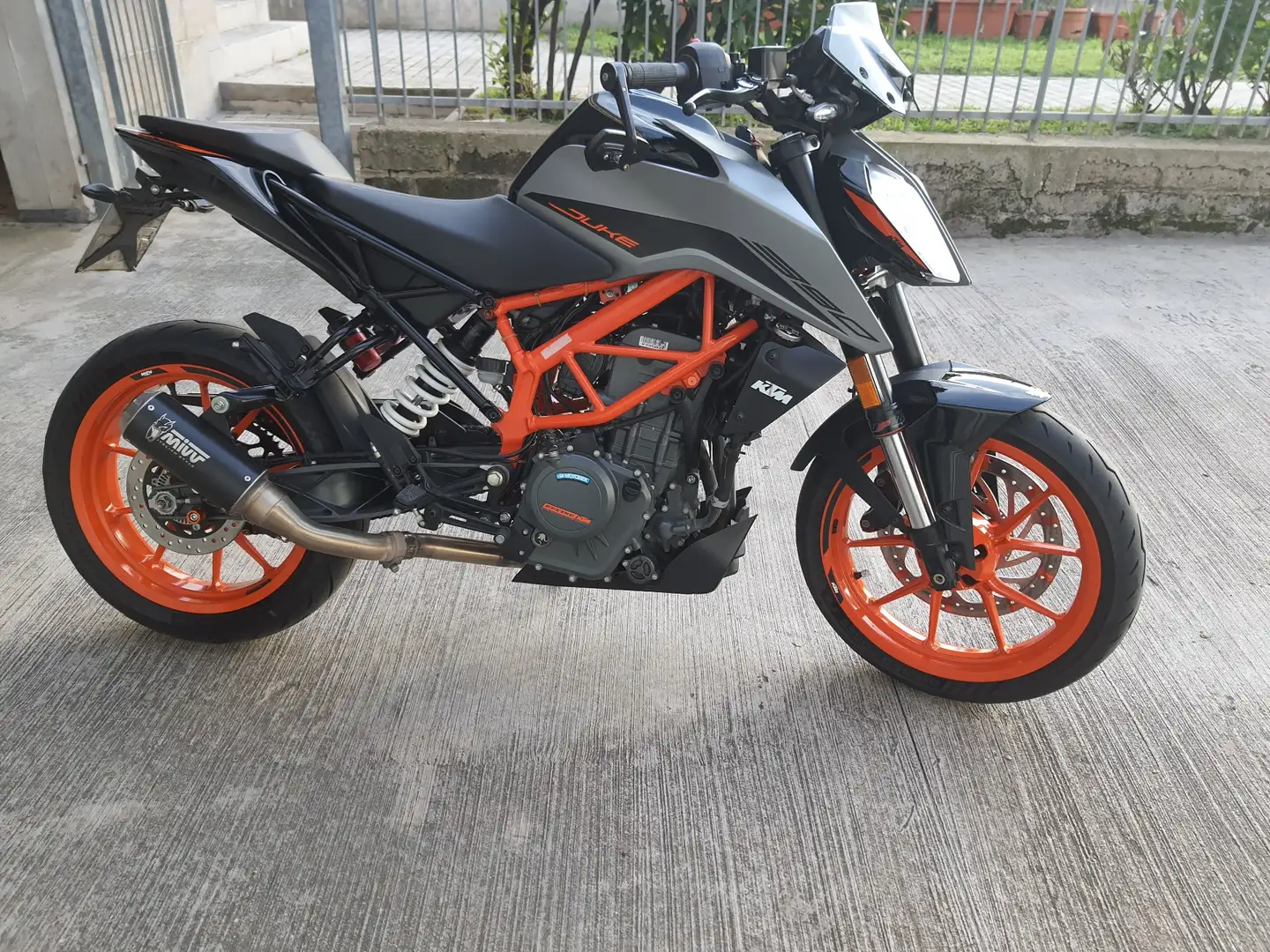 KTM 390 Duke Plateado - 2