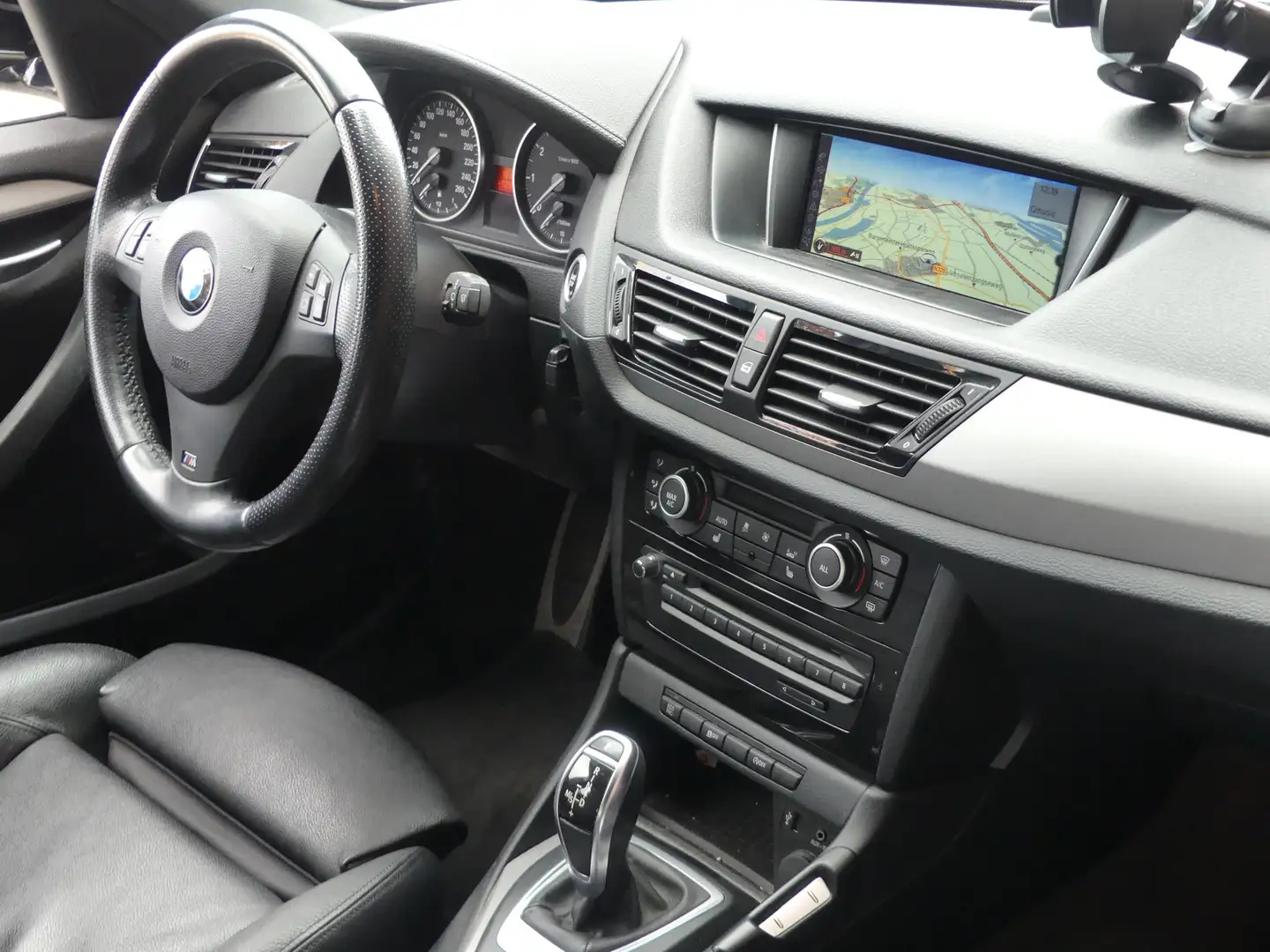 BMW X1 sDrive20i M-Pakket Leer/Panoramadak/Trekhaak/Xenon Zwart - 2