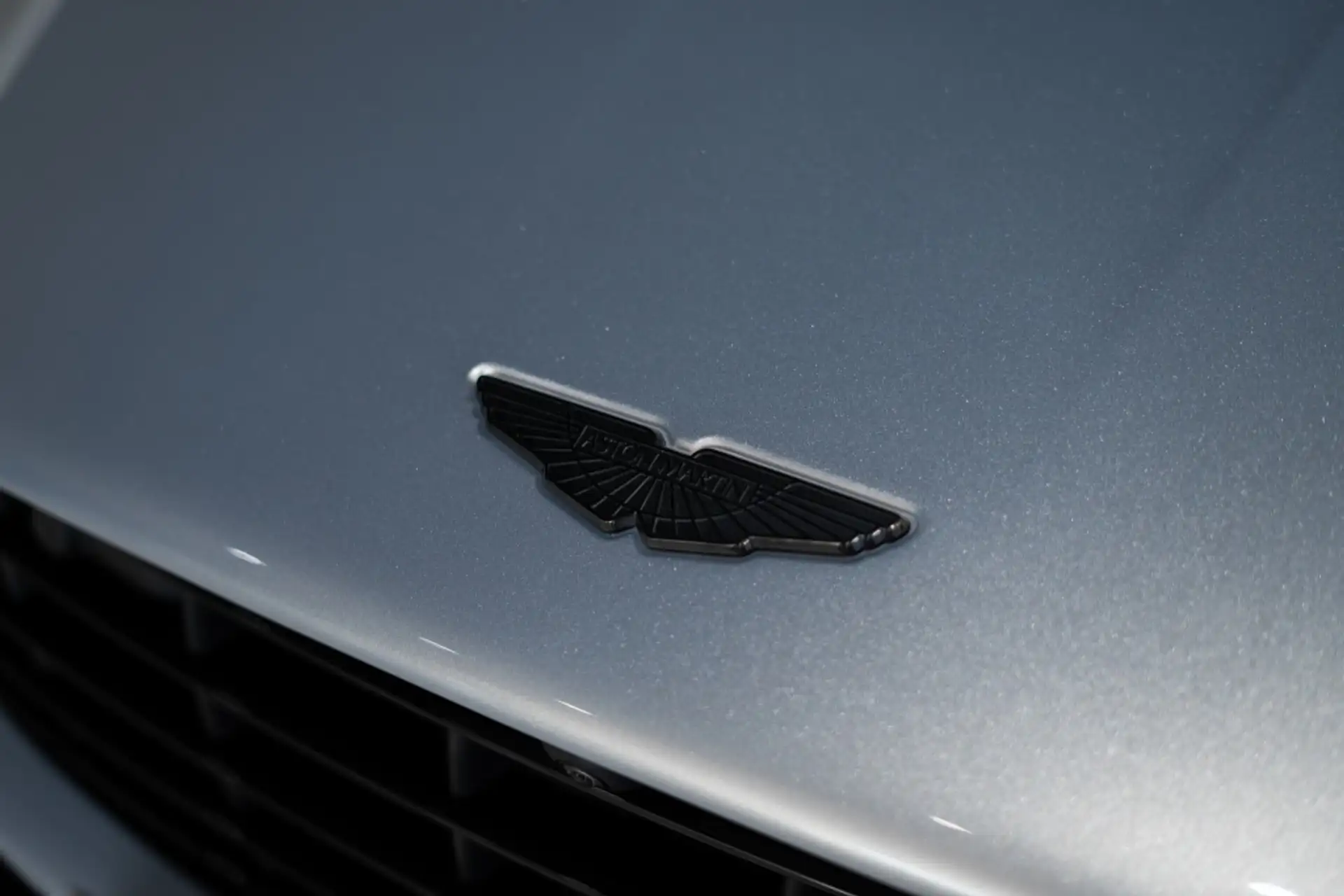 애스턴마틴 DB11 V8 2022 은색 사진 4
