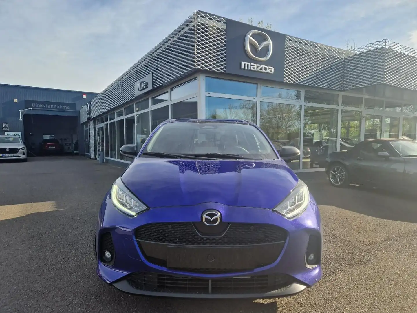 Mazda 2 Hybrid 2024 5HB 1.5L VVT-i 116 PS e-CVT FWD HOMURA Blau - 2