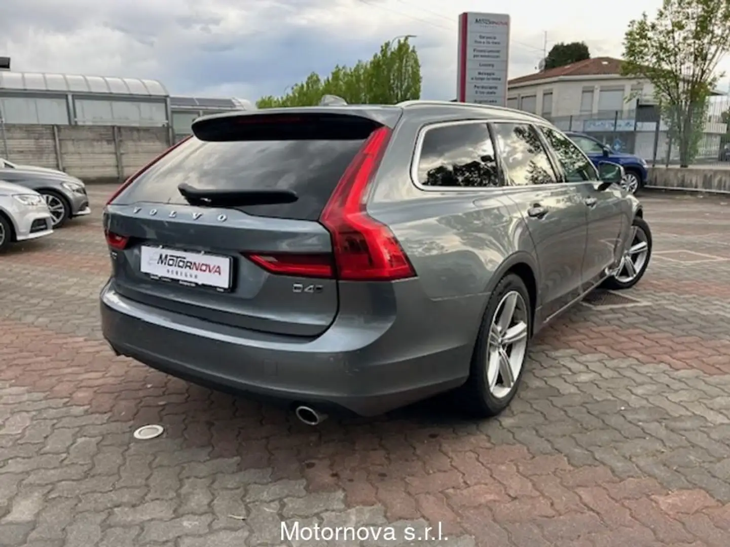 Volvo V90 D4 AWD Geartronic Momentum Szary - 2