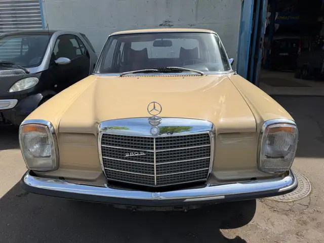 Mercedes-Benz 200 Diesel / 8