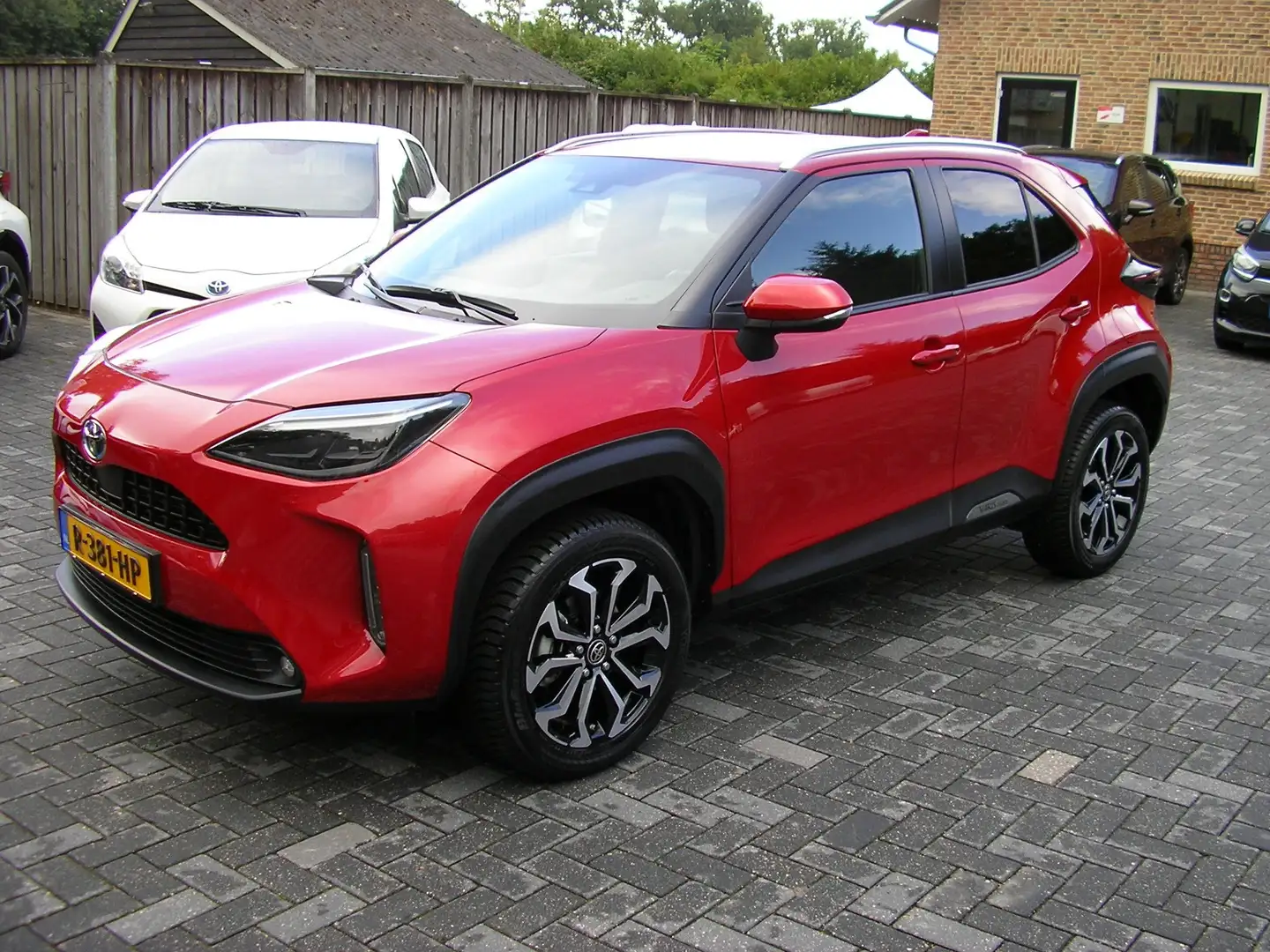 Toyota Yaris Cross 1.5 Hybrid Dynamic  NAVI  KEYLESS  NL-AUTO Rood - 2