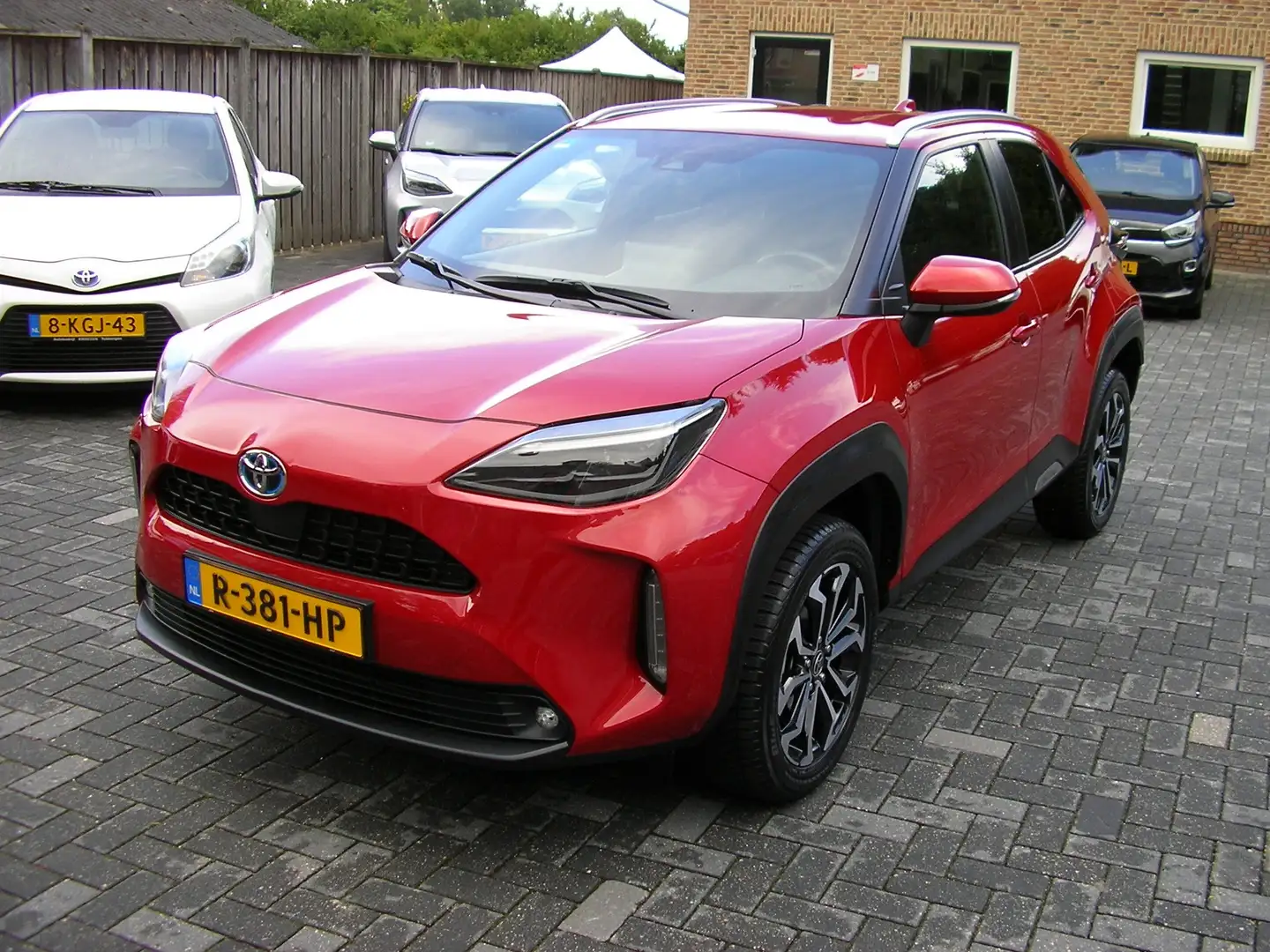 Toyota Yaris Cross 1.5 Hybrid Dynamic  NAVI  KEYLESS  NL-AUTO Rood - 1