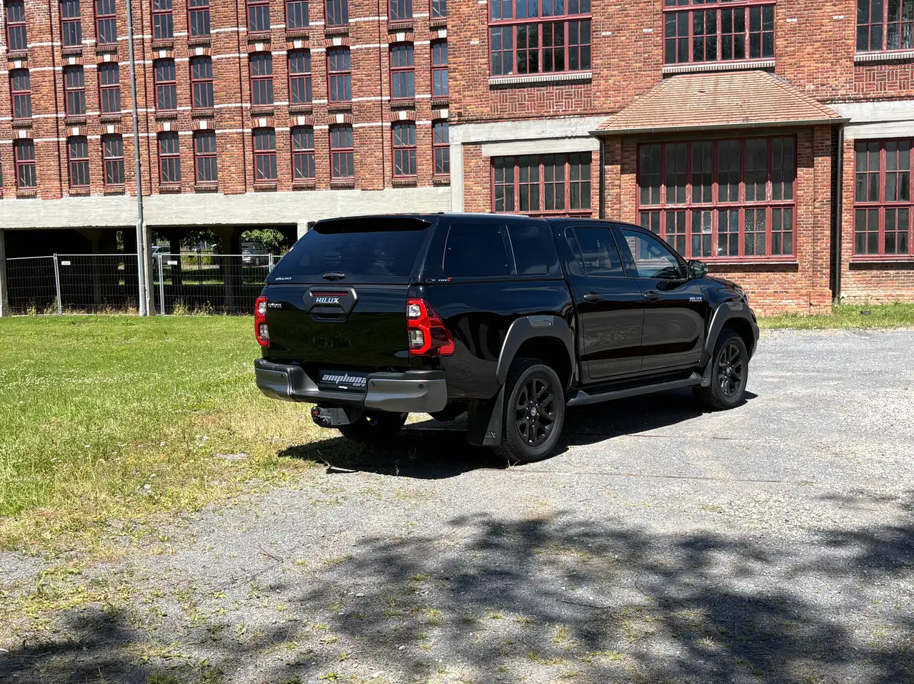 Toyota Hilux 4D 4WD Invincible Lichte vracht hardtop   Onverslaanbare partner — foto 2