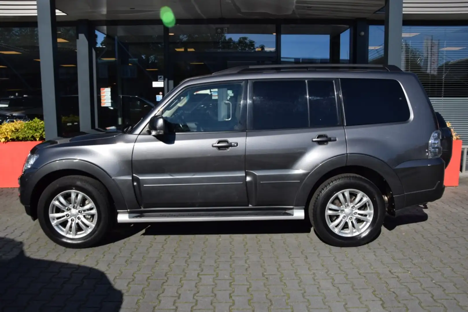 Mitsubishi Pajero 3.2 DID 5DRS SPECIAL A/T VAN Сірий - 2