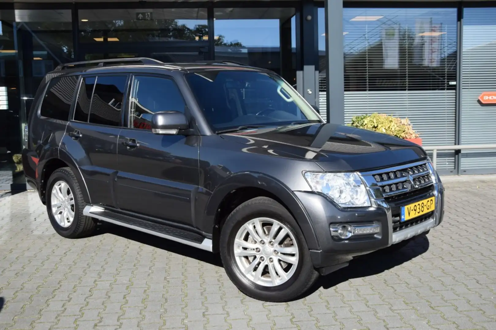 Mitsubishi Pajero 3.2 DID 5DRS SPECIAL A/T VAN Сірий - 1