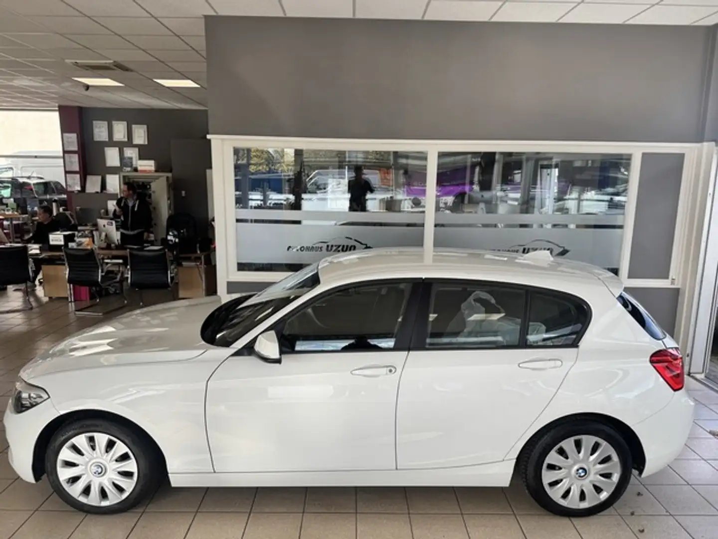 BMW 118 i Advantage 5 türig Automatik Klima PDC 2.Hd Weiß - 1