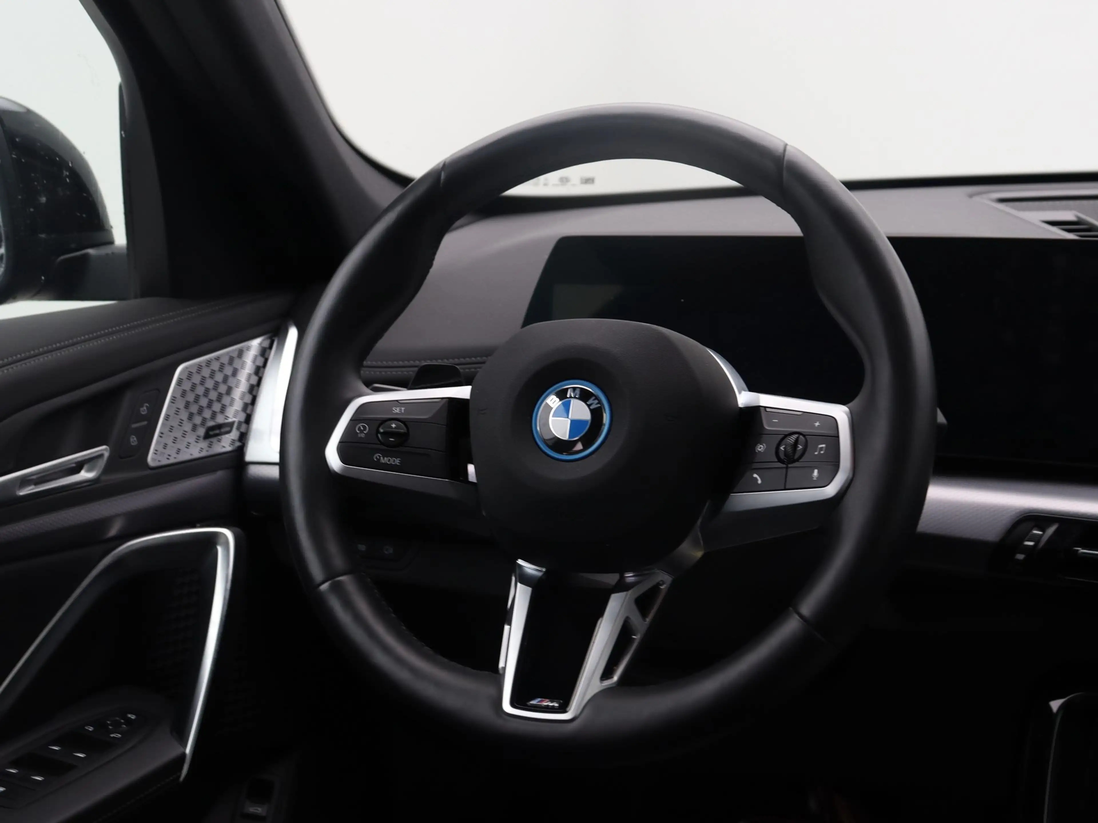 BMW iX1 eDrive20 M Sport Edition — photo 2
