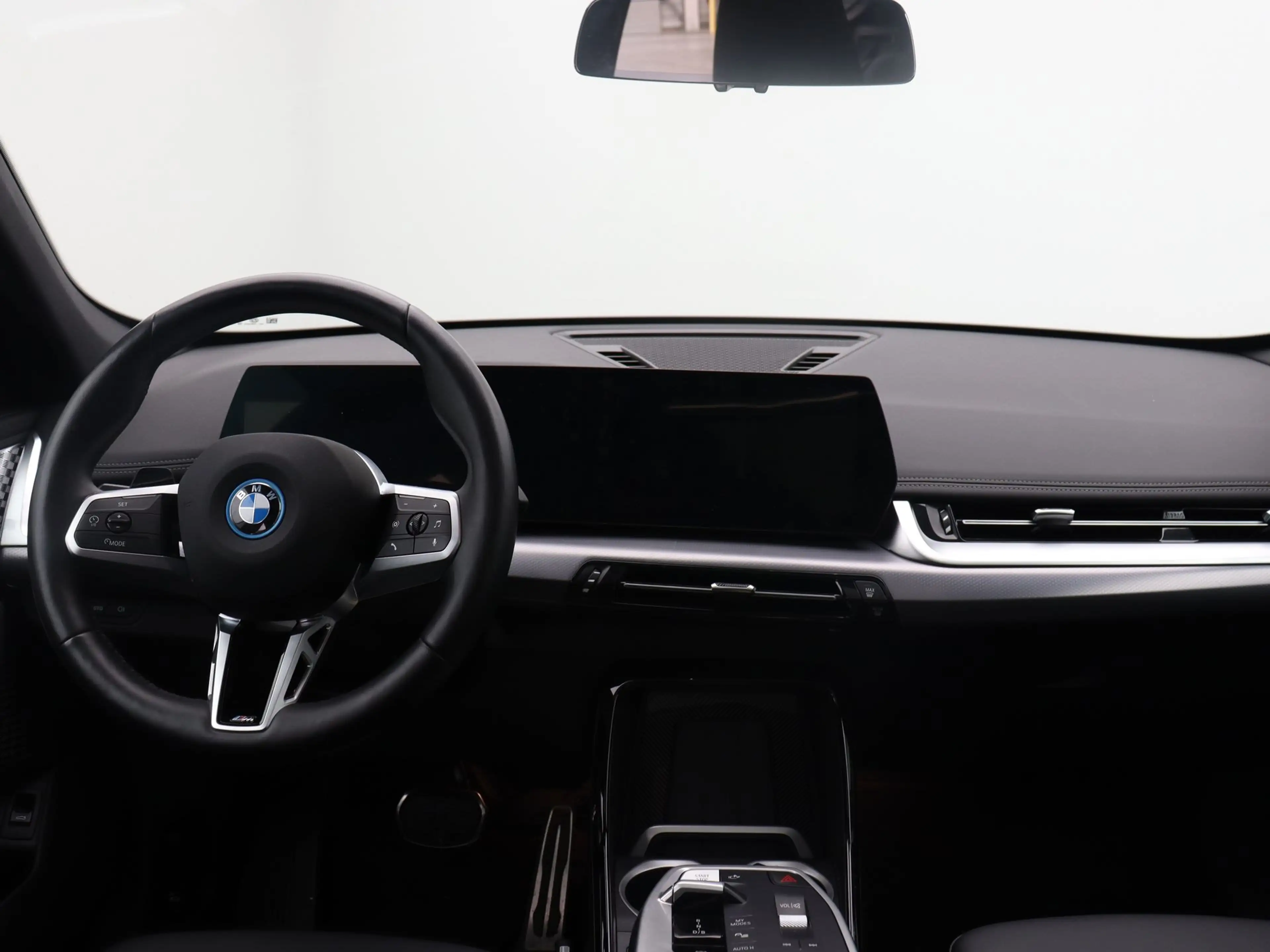 BMW iX1 eDrive20 M Sport Edition — photo 12
